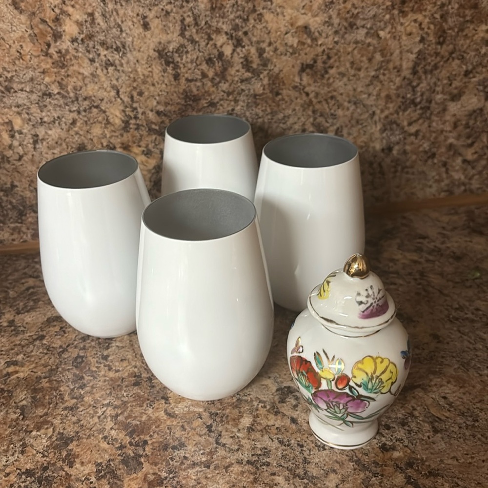 Trendy 4 white interior sparkling silver glass. Teardrop, stemless.